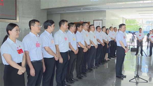 县委书记肖梓才看望慰问与会人大代表