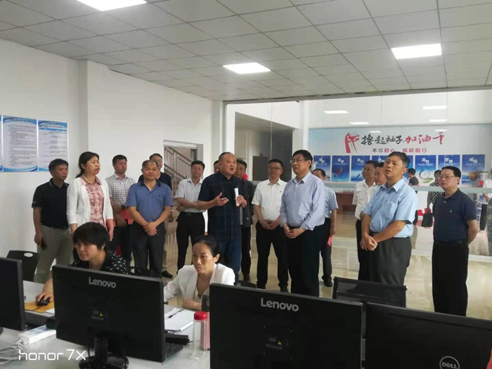 省人大常委会副主任张小平到我县调研香精香料产业发展情况